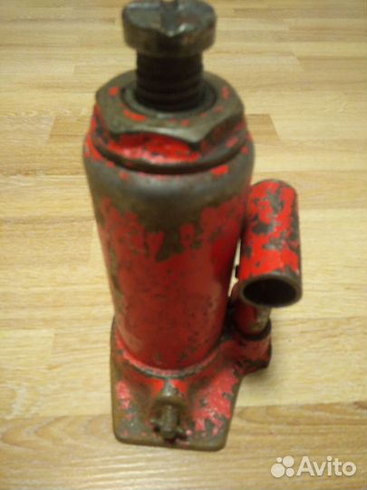 Домкрат гидравлический автомобильный