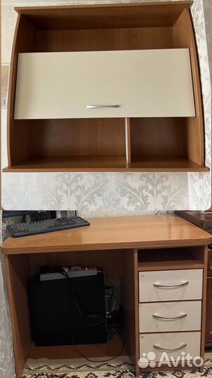 Письменный стол с навесной полкой