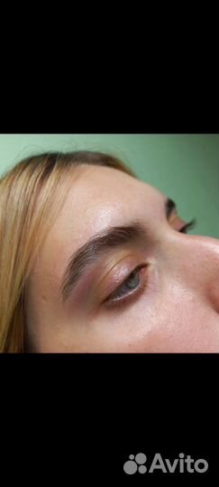 Модель на брови