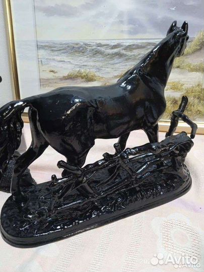 Лошадь у плетня Монументскульптура