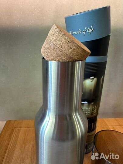 Набор стаканов и металлическая бутылка