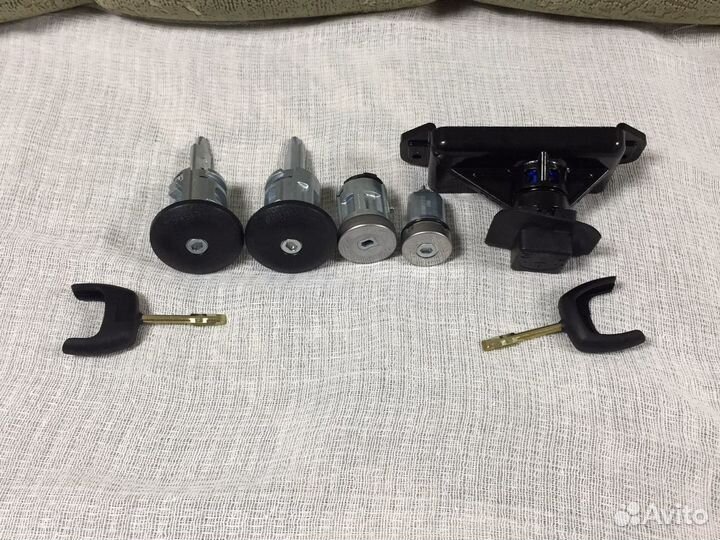 Комплект личинок замка на Форд Транзит