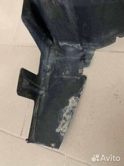 Renault Fluence задний правый подкрылок
