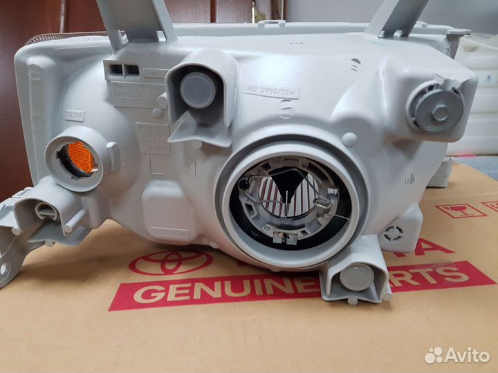 Фара Toyota 81170-52440 Scion XB лев