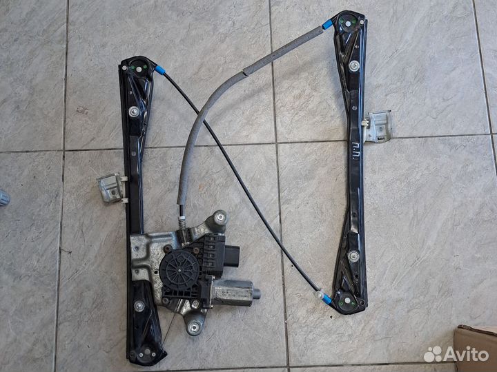 Стекоподъемник электр.передний правый 0130821947