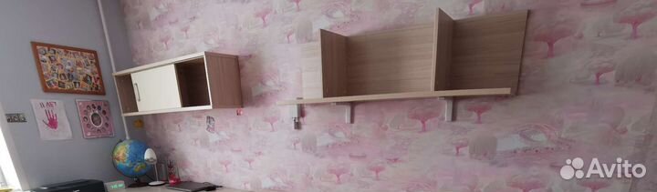 Шкаф угловой и 2 навесные полки