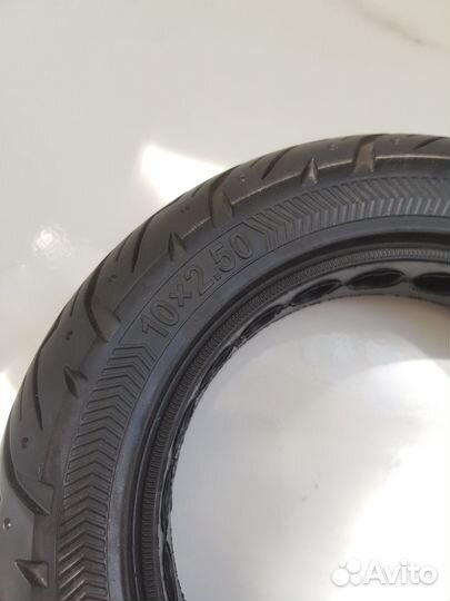 Литая бескамерная покрышка 10 дюймов
