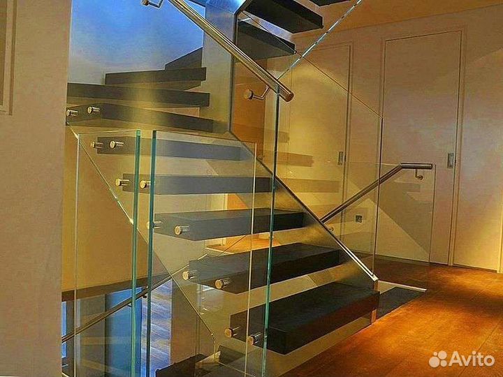 Ограждение из стекла для офисов и торговых центров