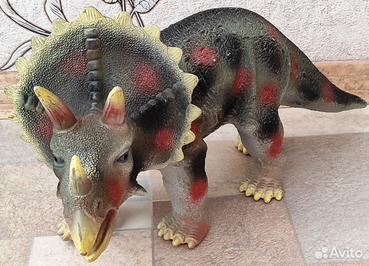 Динозавр - Трицератопс Канада