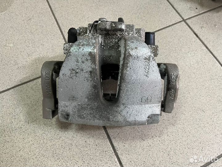 Суппорт передний левый Range Rover Velar