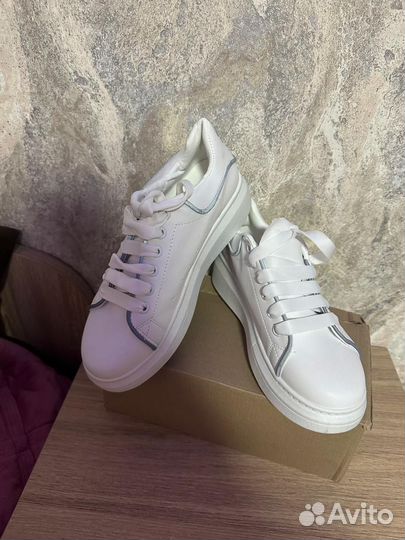 Кроссовки женские