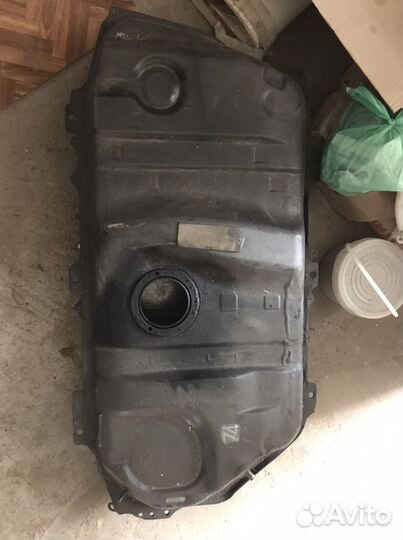 Продам бензобак от Voxy