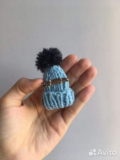 Значок брошь шапка