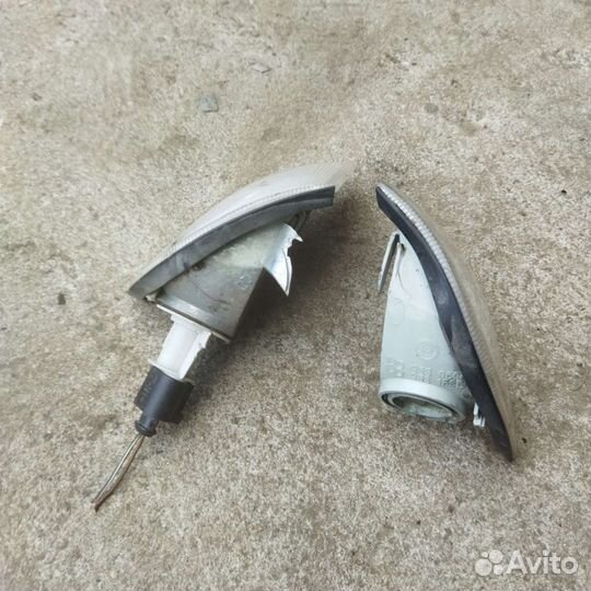 Поворотник правый Skoda Octavia A4