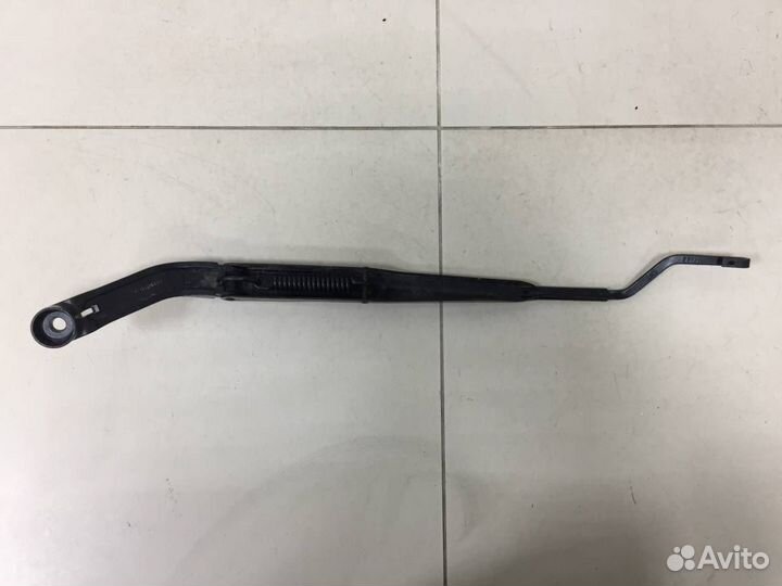 Поводок стеклоочистителя передний правый Mitsubish