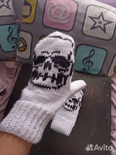 Варежки с черепом