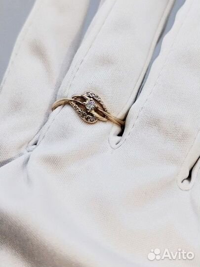 Золотое кольцо с бриллиантом 17р