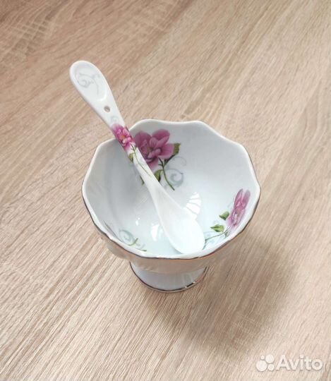 Вазочка на ножке с ложкой