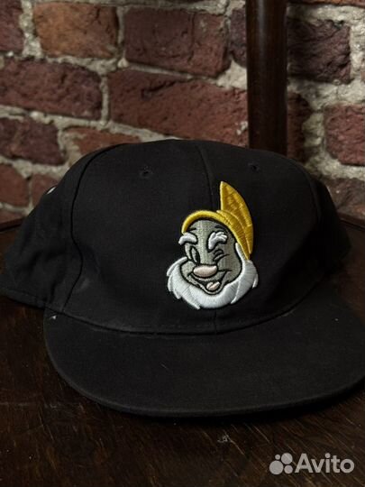 Снепбеки, кепки с прямым козырьком