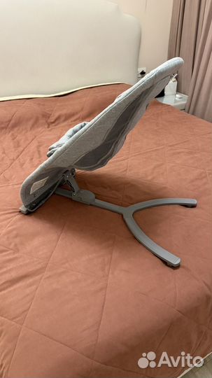 Шезлонг для новорожденных Happy Baby Hugger, серый