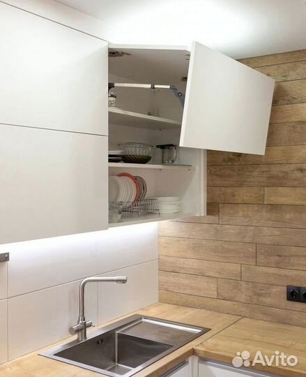 Кухонный гарнитур в стиле хай тек