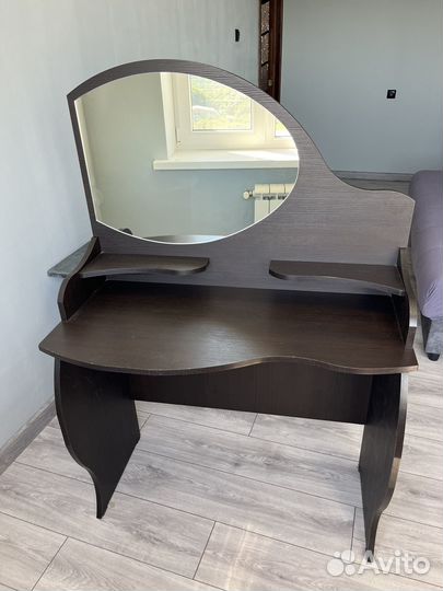 Дамский туалетный стол