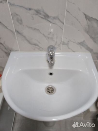 Раковина с пьедесталом и смесителем