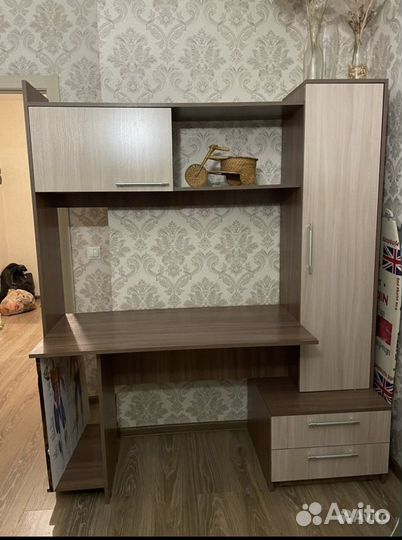 Компьютерный стол со шкафчиками