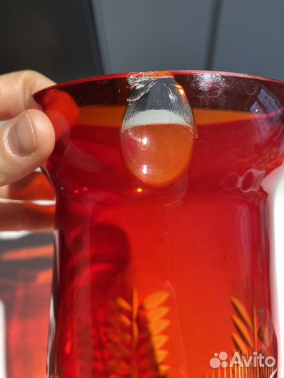 Ваза из красного стекла