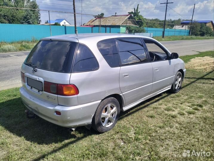 Toyota Ipsum 2.0 AT, 1997, битый, 389 000 км