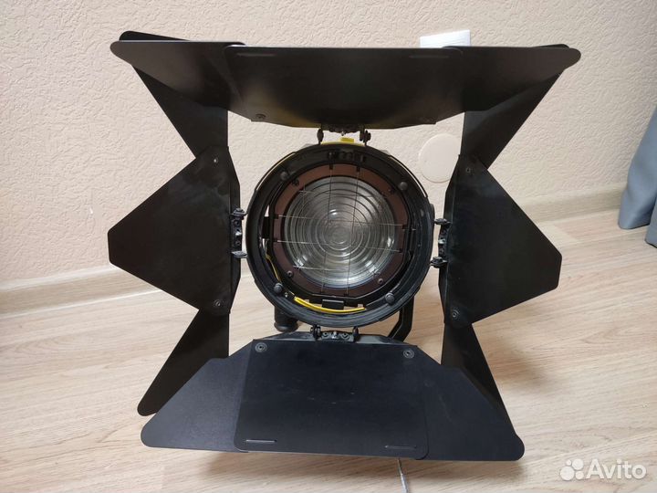 Прожектор Lowel Fren-L 650 с линзой Френеля