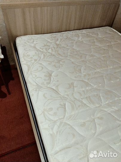 Кровать с матрасом