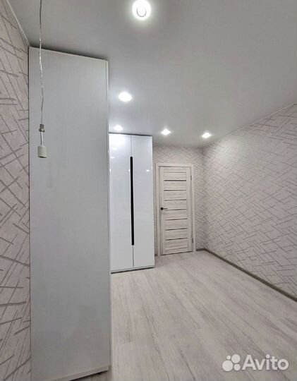 Современный распашной шкаф