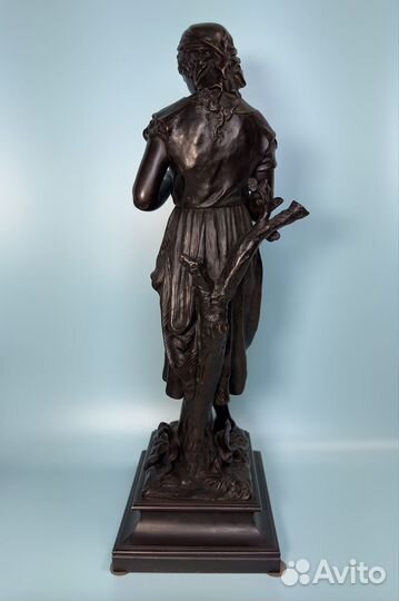 Скульптурная композиция «Любит-не-любит»