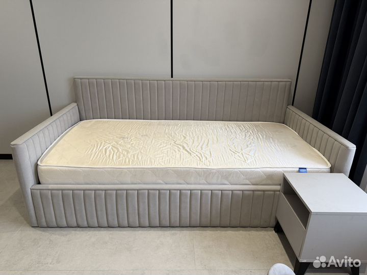 Детская кровать с подъемным механизмом