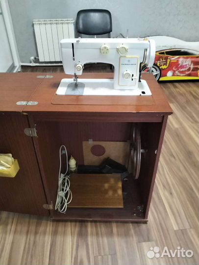 Швейная машина Чайка 142м