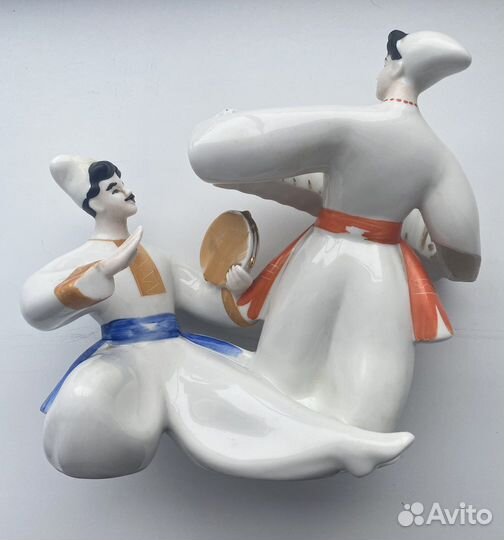 Фарфоровая статуэтка Перепляс/Казаки