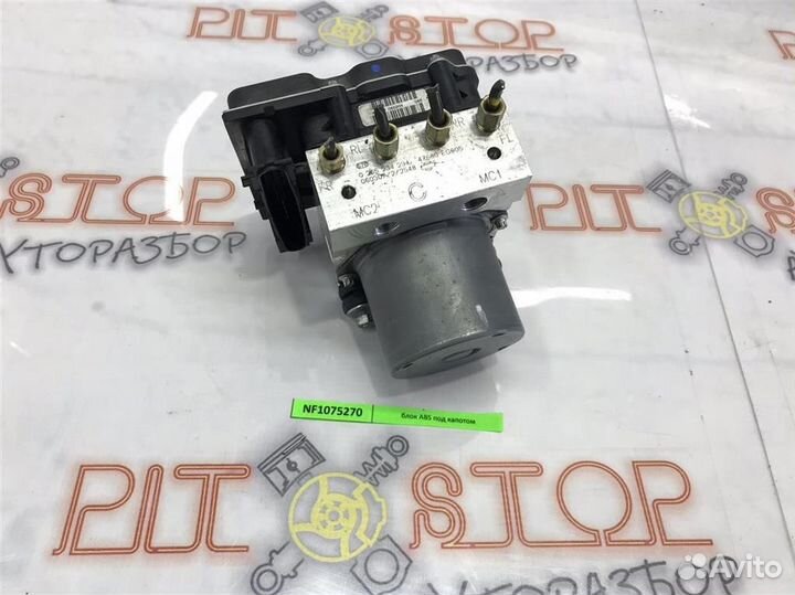 Блок ABS под капотом Nissan Fuga (Y50) 2004 - 2007