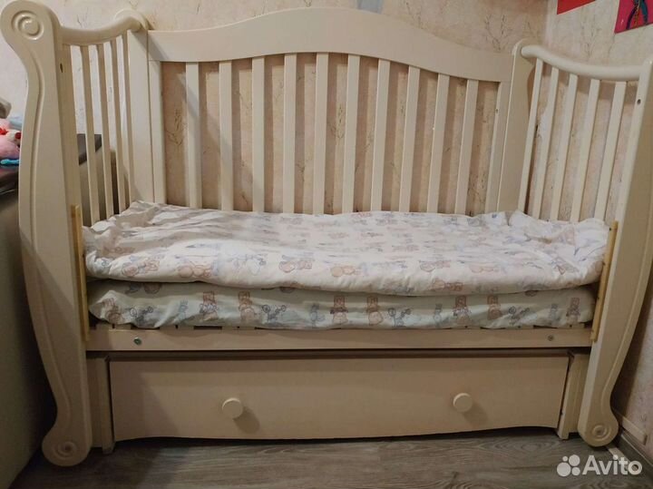 Детская кроватка с маятником 