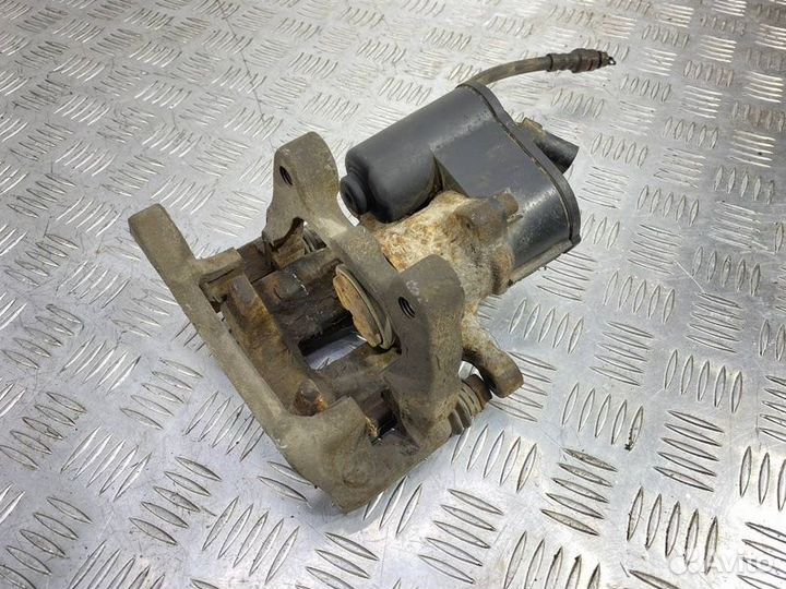 Суппорт тормозной задний правый Volkswagen Tiguan