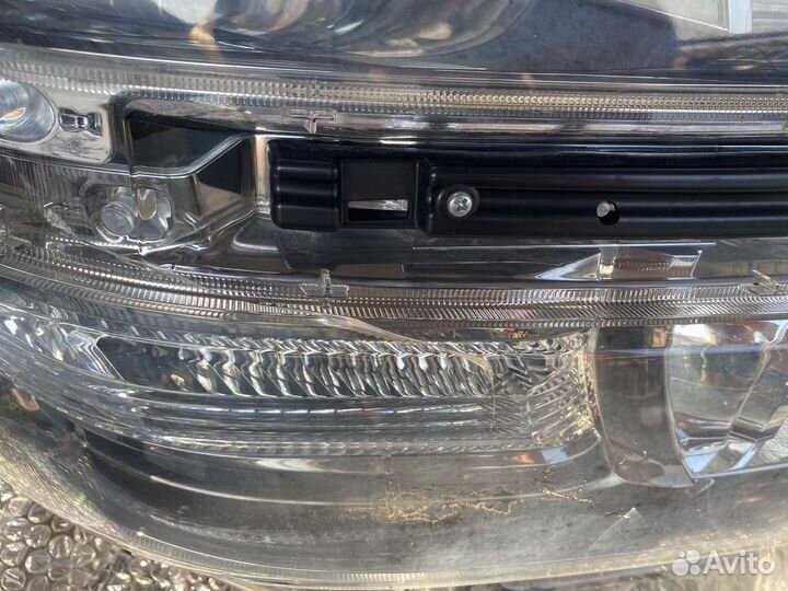 Фара пердняя правая Toyota vellfire