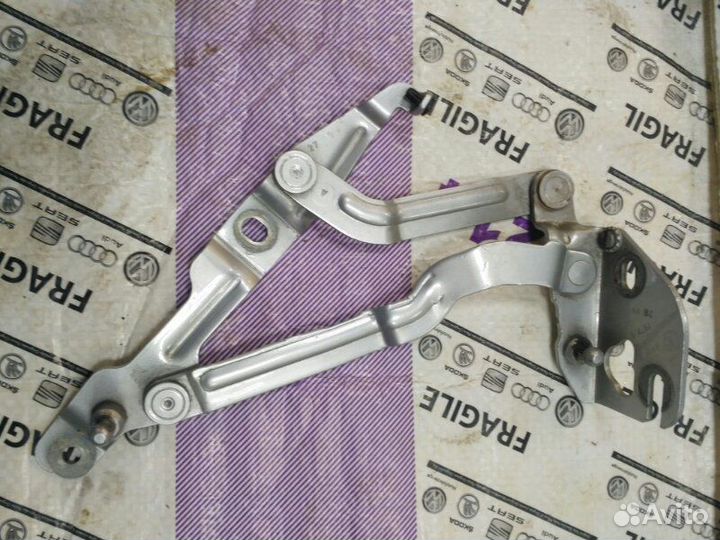 Петля багажника правая Audi A4 B5 AQD