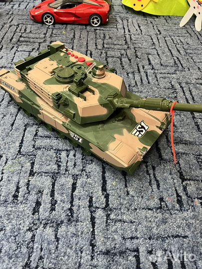 Танк (двигается и издает звуки)