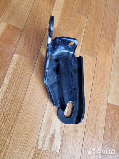 Крюк буксировочный Camry V40