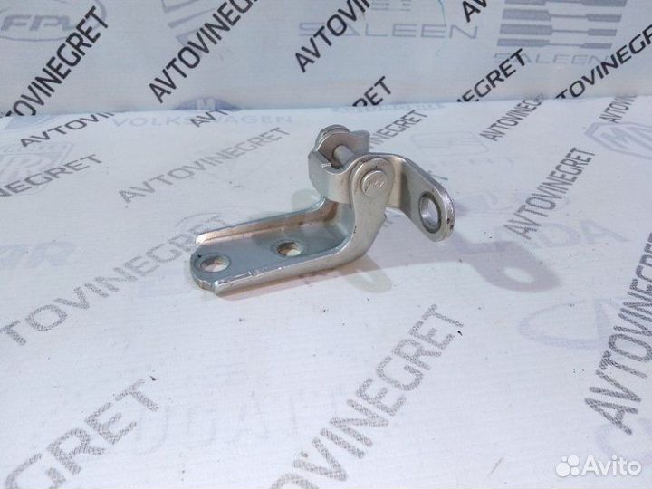 Петля двери задняя правая Toyota Avensis T250