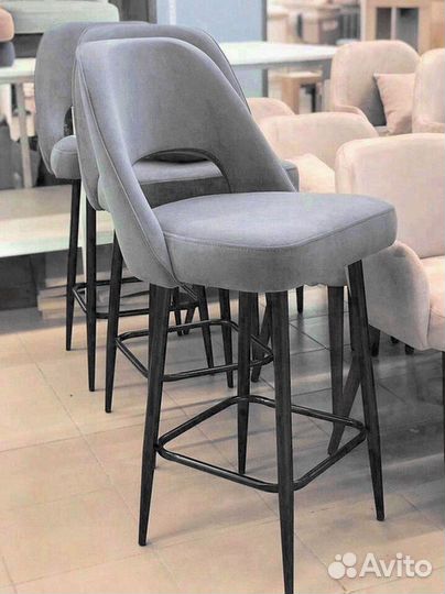 Полубарный стул