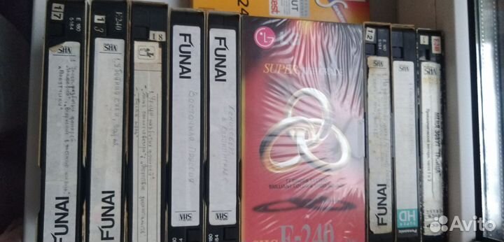 Видеокассеты с фильмами и без