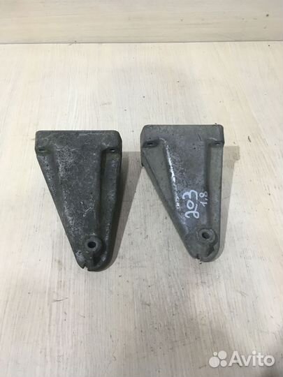 Кронштейн двигателя правый Мерседес W203 М111