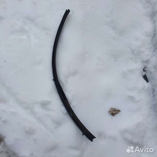 Уплотнитель капота jeep wk2 grand cherokee