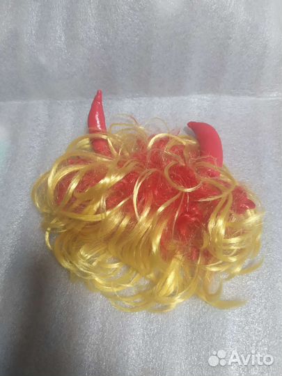 Парик с рожками, шляпы ведьмы